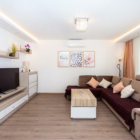Apartments Iva Brstilo أوميس المظهر الخارجي الصورة